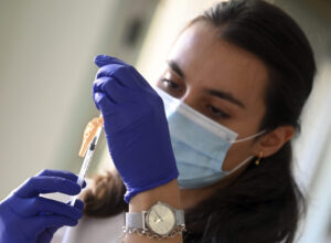 Inicio de la vacunación contra la gripe y la Covid-19 en Burgos. / ICAL