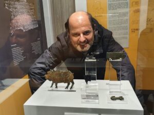 Alexandre Panosso Netto posa con las tesseras hospitalis del Museo de Palencia - N Nobrega