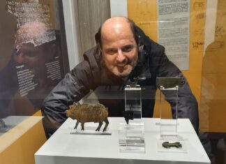 Alexandre Panosso Netto posa con las tesseras hospitalis del Museo de Palencia - N Nobrega