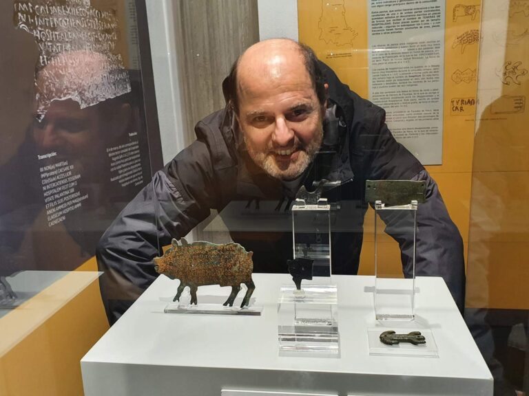Alexandre Panosso Netto posa con las tesseras hospitalis del Museo de Palencia - N Nobrega