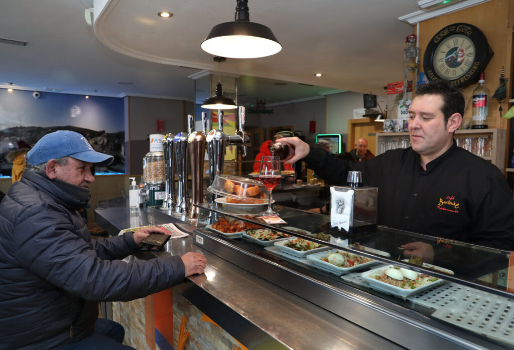 José Martín del bar Bariloche de Palencia sirviendo a un cliente