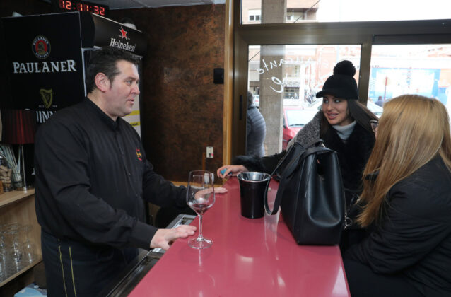 José Martín del bar Bariloche de Palencia conversando con unas clientas