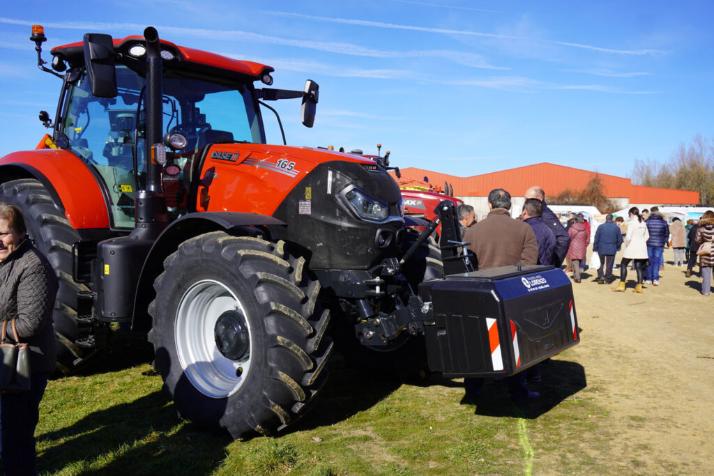 Feria de las Candelas en Saldaña 2024 maquinaria agricultura tractor