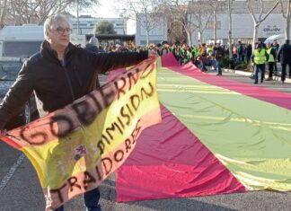 Agricultores concentrados frente a la feria de muestras de Valladolid