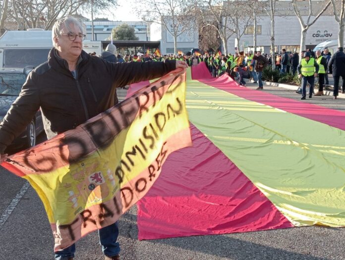 Agricultores concentrados frente a la feria de muestras de Valladolid