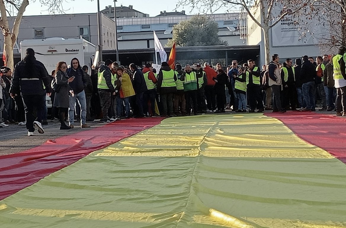 Agricultores concentrados frente a la feria de muestras de Valladolid