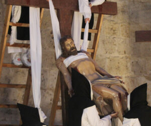 La Función del  Descendimiento, con  El Cristo del Desenclavo, será uno de los actos que retransmitirá TVE de la Semana Santa Palentina. / Brágimo (ICAL)