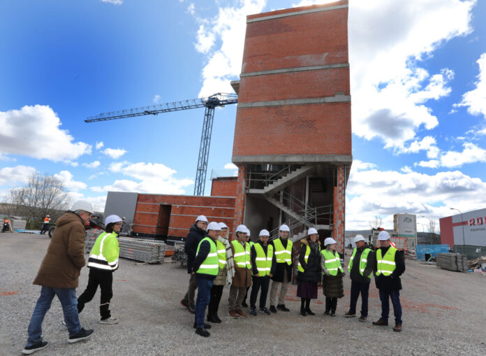 La presidenta de la Diputación visita las obras del futuro Parque Bomberos de Aguilar de Campoo