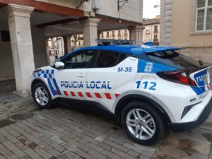 Un vehículo de la Policía Local de Palencia. / Óscar Herrero