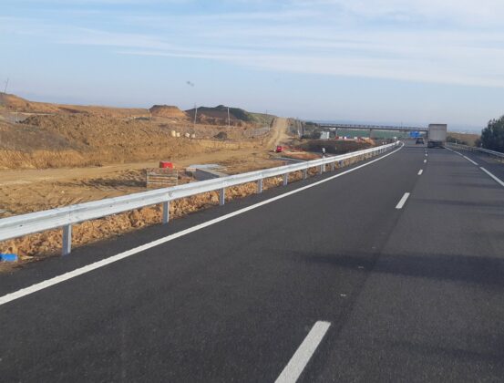 Tajo practicado en la calzada en sentido Palencia en las inmediaciones de Santillana y que obliga a desviar el tráfico por la N-611.