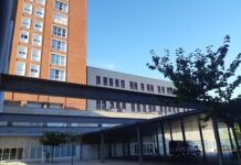 Entrada al edificio principal del Hospital Río Carrión de Palencia. / Óscar Herrero