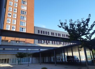 Entrada al edificio principal del Hospital Río Carrión de Palencia. / Óscar Herrero