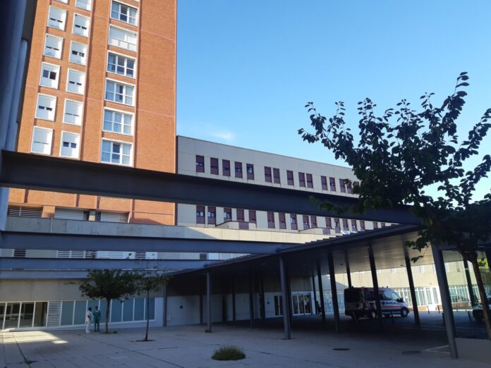Entrada al edificio principal del Hospital Río Carrión de Palencia. / Óscar Herrero