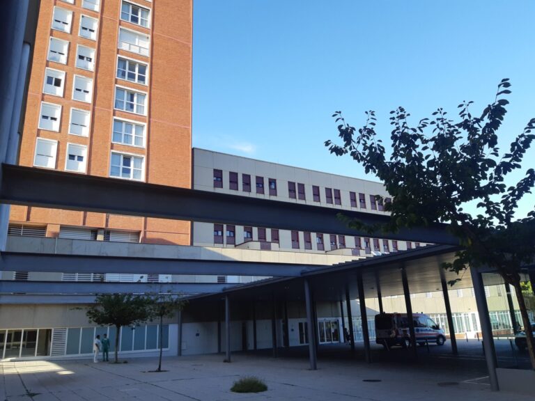 Entrada al edificio principal del Hospital Río Carrión de Palencia. / Óscar Herrero