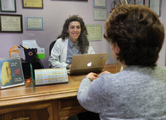 La nutricionista Isabel Caballero atiende a una clienta en su consulta