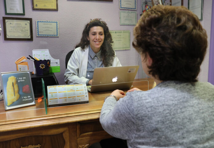 La nutricionista Isabel Caballero atiende a una clienta en su consulta