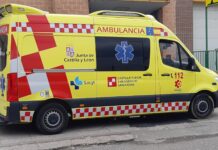 Una ambulancia de Ambulancias Rodrigo ante la sede de la empresa en Palencia. / Óscar Herrero