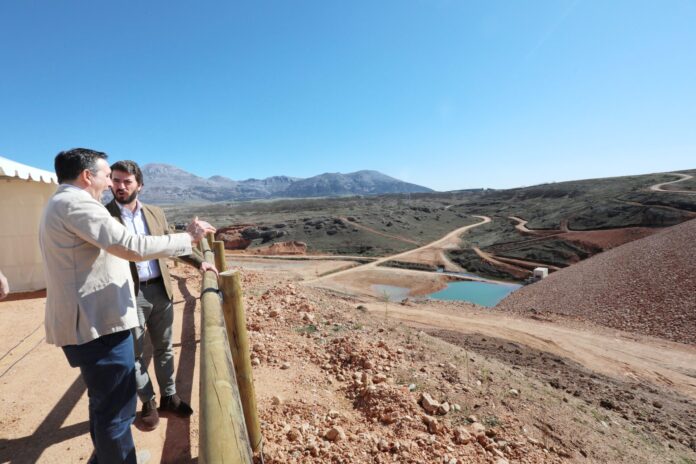 El vicepresidete de la Junta visita las obras realizadas en la Presa de las Cuevas
