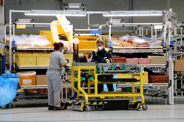 Dos trabajadoras en una factoría de Renault en Castilla y León durante las limitaciones por las medidas sanitarias. / ICAL