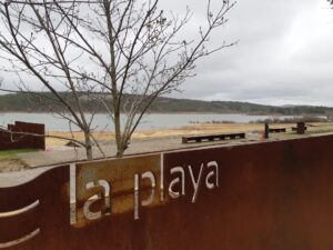 Playa del pantano de Aguilar en la que se ven depositados los montones de nueva arena. / Óscar Herrero