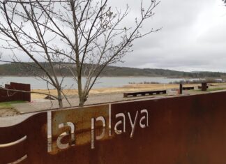 Playa del pantano de Aguilar en la que se ven depositados los montones de nueva arena. / Óscar Herrero