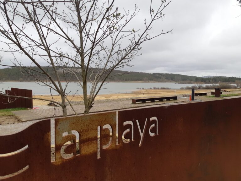 Playa del pantano de Aguilar en la que se ven depositados los montones de nueva arena. / Óscar Herrero