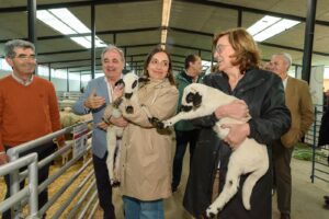 La alcaldesa de Palencia, Miriam Andrés y la presidenta de la Diputación, Ángeles Armisén, sostienen un ejemplar de oveja churra / Diputación de Palencia