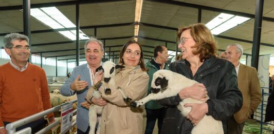 La alcaldesa de Palencia, Miriam Andrés y la presidenta de la Diputación, Ángeles Armisén, sostienen un ejemplar de oveja churra / Diputación de Palencia