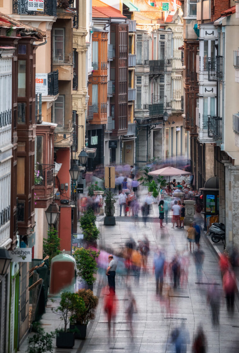 Vista de la Calle Mayor en Palencia con edificios modernistas y gente caminando.
