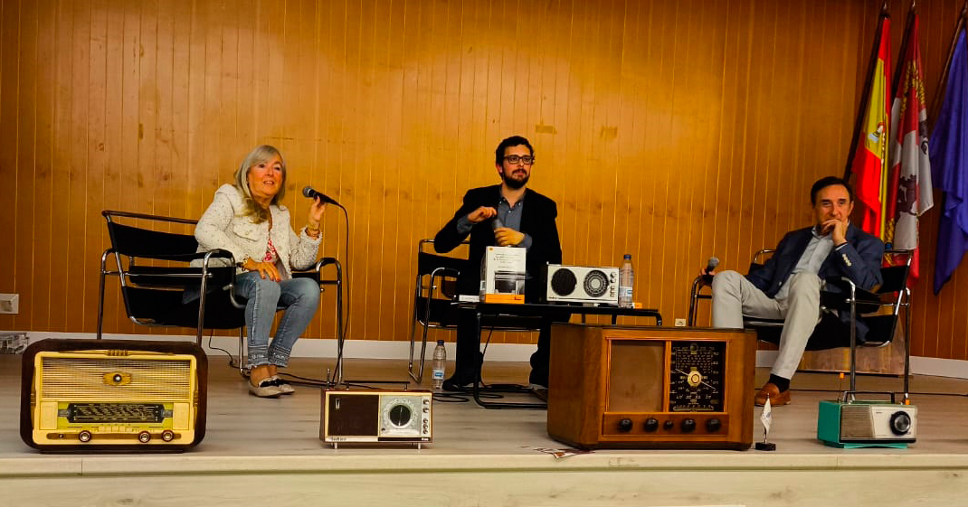 samuel garcia presenta su libro sobre la radio española durante La Transición en la Biblioteca Pública de Palencia