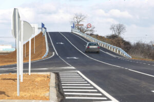 Obras en la carretera LE-413 a la altura de Villadangos del Páramo (León). / ICAL