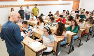 Imagen de archivo de unos alumnos en los instantes previos a la EBAU del pasado año. / ICAL