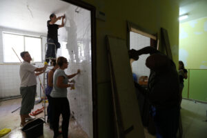 Imagen de archivo de varias personas trabajando en el mantenimiento de un centro sin relación con el caso de Aguilar. /ICAL