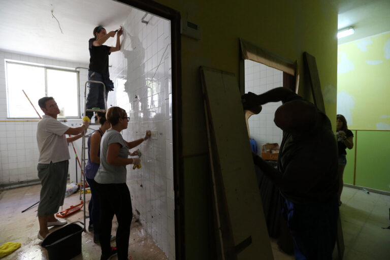 Imagen de archivo de varias personas trabajando en el mantenimiento de un centro sin relación con el caso de Aguilar. /ICAL