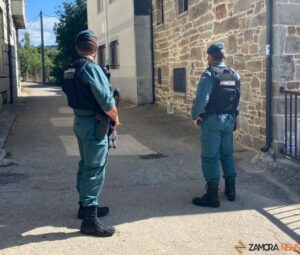 Agentes de la Guardia Civil vigilando.