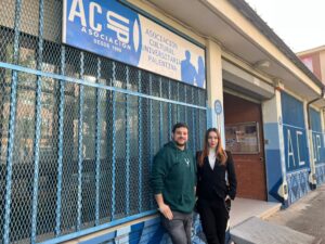 Mireya Antolín y Guillermo Guerra a las puertas de ACUP en la avenida de Asturias, 1 / R.L.
