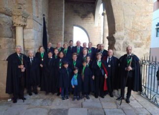 Cofradía de la Santa Vera Cruz en el atrio de la iglesia románica de Santa María del Camino