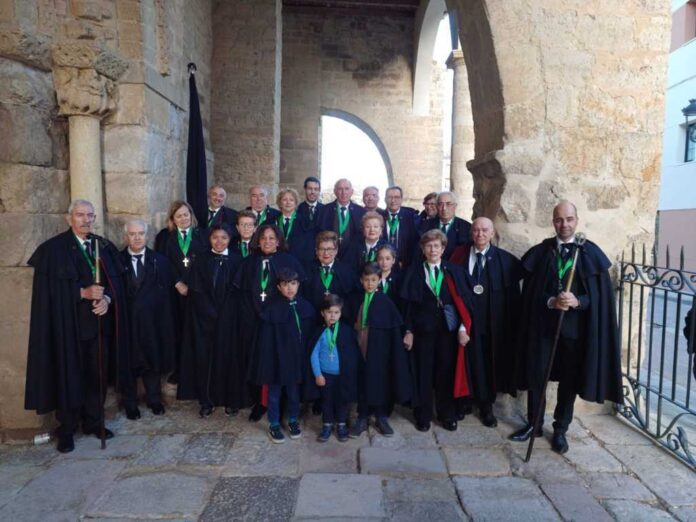 Cofradía de la Santa Vera Cruz en el atrio de la iglesia románica de Santa María del Camino