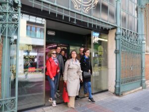 Miriam Andrés y parte de su equipo de Gobierno saliendo de la Plaza de Abastos. / Brágimo (ICAL)