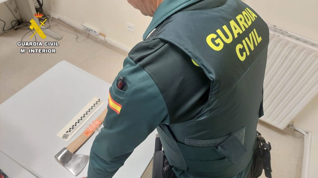 Hacha con el que el hombre detenido presuntamente amenazaba a sus vecinos en Barruelo de Santullán. / Guardia Civil