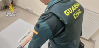 Hacha con el que el hombre detenido presuntamente amenazaba a sus vecinos en Barruelo de Santullán. / Guardia Civil