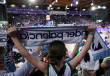 Una aficionada sujeta su bufanda en el partido de hoy ante el Obradoiro. / ACB Photo- Víctor Quintana