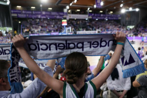 Una aficionada sujeta su bufanda en el partido de hoy ante el Obradoiro. / ACB Photo- Víctor Quintana