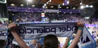 Una aficionada sujeta su bufanda en el partido de hoy ante el Obradoiro. / ACB Photo- Víctor Quintana