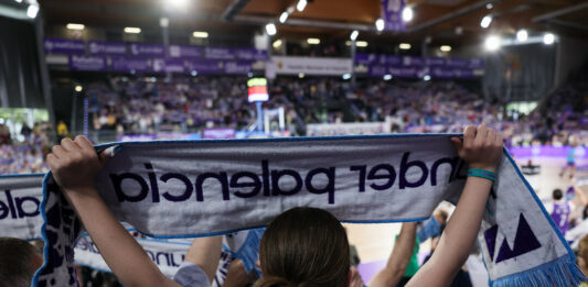 Una aficionada sujeta su bufanda en el partido de hoy ante el Obradoiro. / ACB Photo- Víctor Quintana