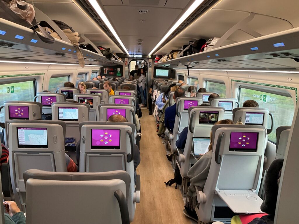 Interior de uno de los trenes AVE S-106
