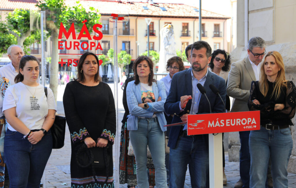Tudanca recuerda al consejero de Sanidad que tiene "el mayor presupuesto de la historia" y le invita a "trabajar y dejar de privatizar" El secretario regional del PSOE insiste en que la falta de médicos es un problema creado por el PP ya que la Junta tiene “competencia exclusiva” en materia sanitaria ICAL El secretario regional del PSOE, Luis Tudanca, recordó hoy que la Junta de Castilla y León es la que tiene “competencia exclusiva” en materia sanitaria y al consejero del ramo, Alejandro Vázquez, que este año tiene 1.200 millones más que el ejercicio anterior “para solucionar un problema que ellos mismos han creado”. De esta manera, respondió hoy en Palencia el líder de los socialistas a Vázquez, que reconoció recientemente que este verano habrá dificultades de plantilla por los 'MIR del covid'. “Al menos el consejero parece que ha visto la luz. Le ha costado pero ha visto la luz”, ironizó Tudanca. “¿A qué esperan? Tienen la mayor convocatoria de médicos MIR de la historia y el mayor presupuesto de la historia. Lo único que tiene que hacer es ponerse a trabajar y dejar de privatizar”, remarcó. Tudanca recordó que, hace tan solo una semana, PP y Vox rechazaron medidas a modo de incentivos para atraer a los profesionales sanitarios a los puestos de difícil cobertura. “Eran incentivos salariales de entre 3.000 y 10.000 euros o incentivos a la formación. Eran incentivos para intentar solucionar un problema que creado el Partido Popular y ha votado que no”, dijo el líder de los socialistas en la Comunidad.