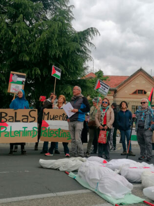 protestas-frente-a-la-fábrica-de-armas