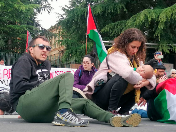 protestas-frente-a-la-fábrica-de-armas