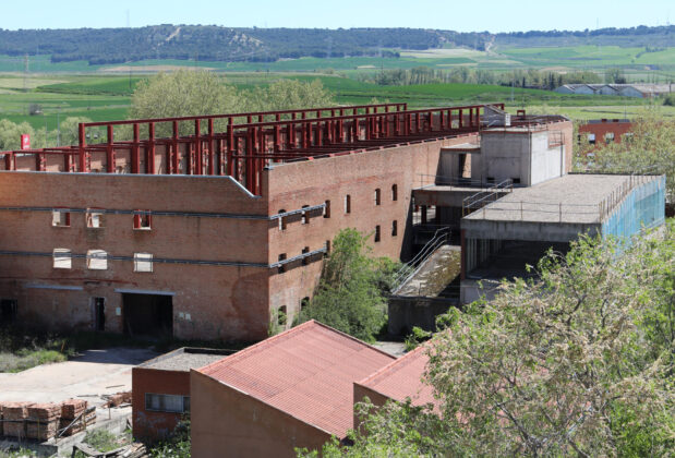 Brágimo - Obras paralizadas del futuro palacio de congresos en el edificio que ocupó una tejera en el barrio del Cristo de la capital palentina